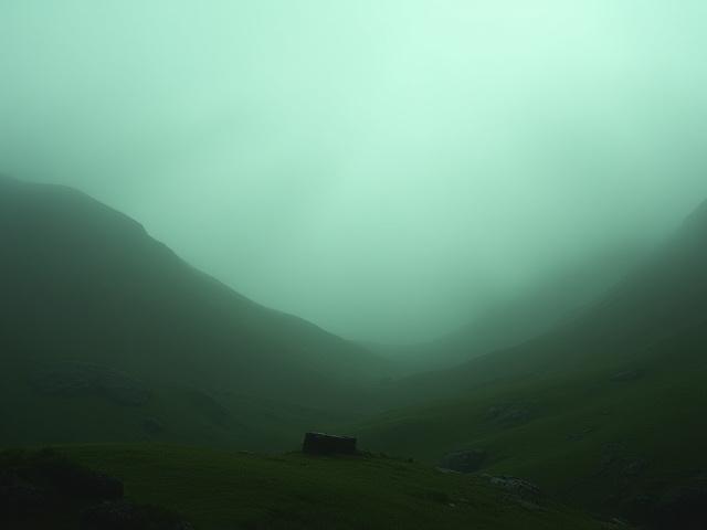 Paisaje de un valle antiguo y neblinoso