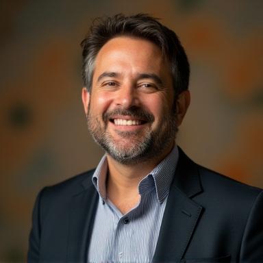 Retrato profesional de un fundador con un fondo abstracto de Quetzalcóatl.